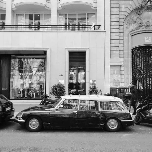 An old limousine in the city